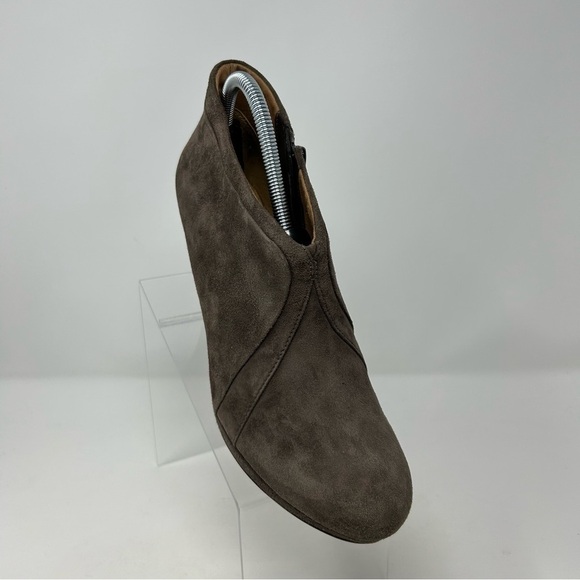 Clarks Artisan Kently Lala Dark Taupe Gray Suede Heel Booties Heels Size 9.5 - Picture 2 of 11